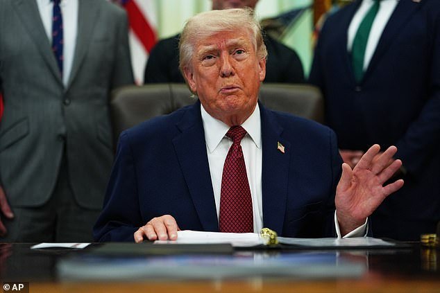 Las conversaciones de paz con Irán están al filo de la navaja mientras Donald Trump se niega a poner fin al bloqueo y Teherán amenaza con “castigar a Estados Unidos”