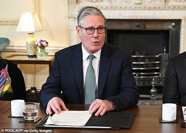 Starmer “no está seguro” de llevar al Partido Laborista a las elecciones mientras se enfrenta a Mandelson HOY, y el “chico pecador” Mandarin “amenaza con demandar por un gran pago”