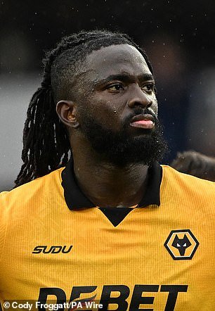 Pareja de lobos involucrada en un altercado en el vestuario: la estrella rompe el silencio sobre el choque antes del inminente descenso