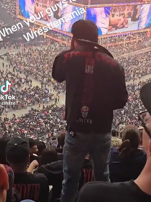 Aterrador momento cuando un fan cae de las gradas en WrestleMania, dejando a la multitud atónita