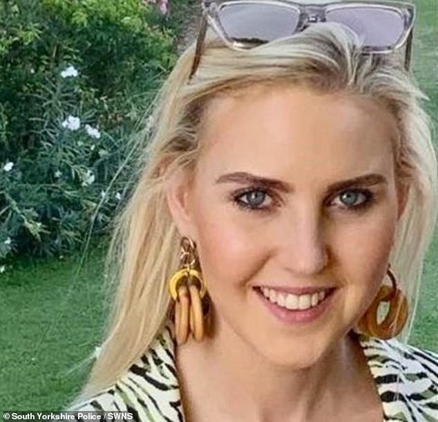 El conductor ‘arrogante’ que atropelló y mató a una joven que cruzaba la calle a 90 km/h sonríe en el tribunal y luego llora en el banquillo cuando es sentenciado a nueve años de prisión.