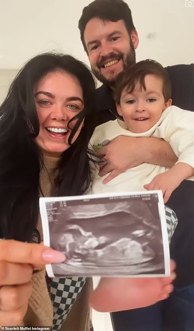¡Scarlett Moffatt está embarazada! La estrella de I’m A Celeb anuncia que está esperando su segundo hijo con su prometido Scott Dobinson en un dulce clip