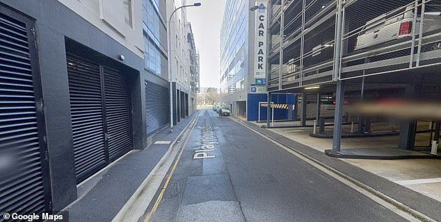 Light Square, Adelaida: agentes de policía se agolpan en el callejón mientras un hombre se enfrenta a la policía durante un incidente en hora punta