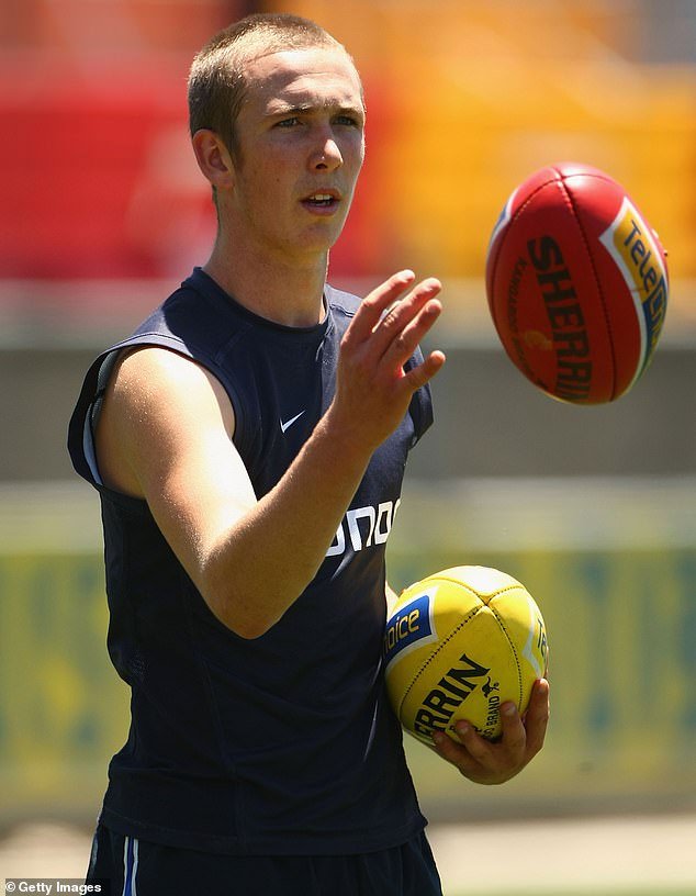 La estrella del fútbol enfrenta cargos de robo de ganado, apenas un año después de ser arrestado por 72 cargos de crueldad animal.