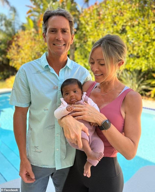 Los padres biológicos fueron localizados después de que una confusión en la clínica de fertilidad llevó a la pareja a dar a luz al niño equivocado, que ahora querían desesperadamente conservar.