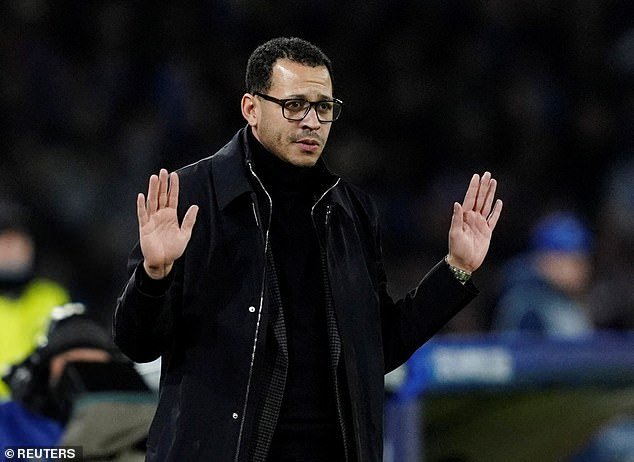 Instrucciones tácticas confusas, descontento por la suspensión de Enzo Fernández y una serie de desastres: la verdad detrás del accidente de Liam Rosenior contra el Chelsea y lo que REALMENTE piensan las estrellas sobre el deseo de John Terry de entrenar al equipo