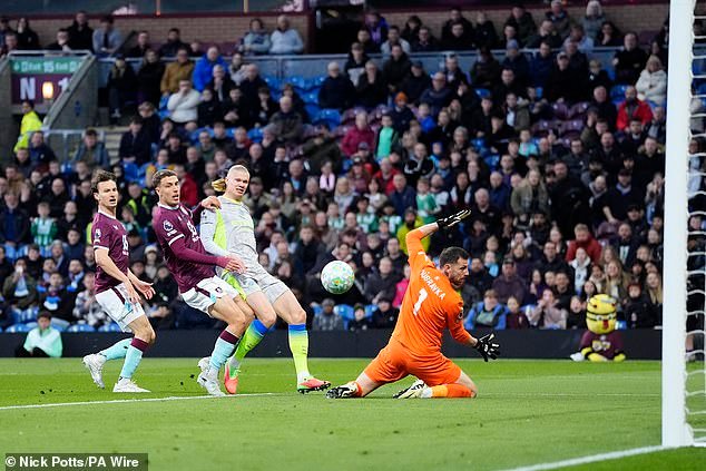 Man City encabeza la tabla con una victoria contra Burnley, pero las oportunidades perdidas están dejando a Pep Guardiola frustrado mientras la carrera por el título llega a su fin sin favoritos claros, escribe JACK GAUGHAN