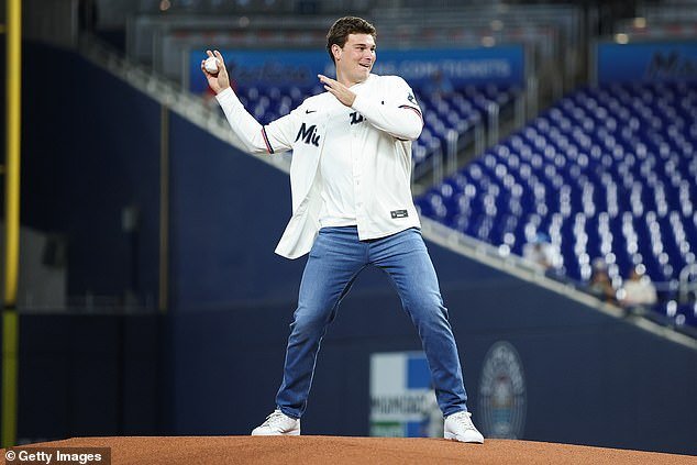 El primer lanzamiento de Fernando Mendoza, seleccionado número 1 del Draft de la NFL, se vuelve viral mientras los fanáticos no están de acuerdo sobre el lanzamiento del “pase de fútbol”