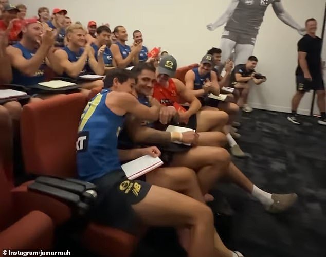 La estrella del fútbol con un pasado difícil rompe a llorar mientras la AFL vive el momento de bienestar del año.