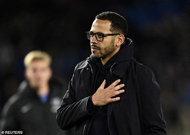 Los corredores y ciclistas del Chelsea reemplazan a Liam Rosenior: una ex estrella de los Blues que está causando sensación en Europa, tres jefes de la Premier League y un entrenador ganador de un título que aún NO se ha calificado para entrenar en la máxima categoría de Inglaterra.