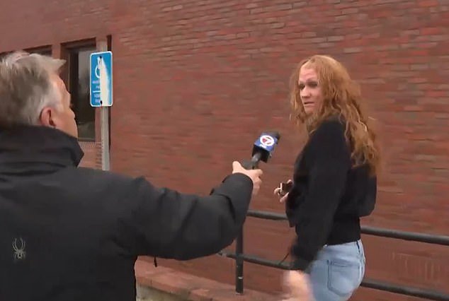 Actitud vergonzosa de una madre de Boston cuyo hijo fue acusado de participar en una toma callejera distópica