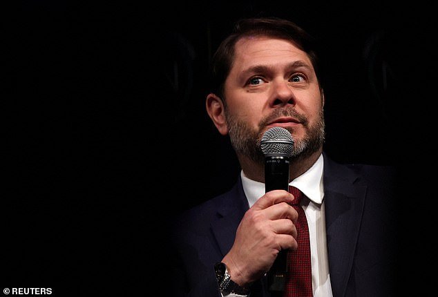 El senador demócrata desafió la amenaza de muerte y estuvo de discotecas en Colombia hasta las 3 de la madrugada y envió un extraño mensaje a un asistente