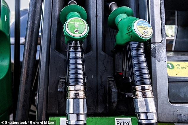 Los automovilistas, presas del pánico, están entregando enormes sumas de dinero a los minoristas de combustible, mientras la crisis en Oriente Medio genera reservas de gasolina y diésel.