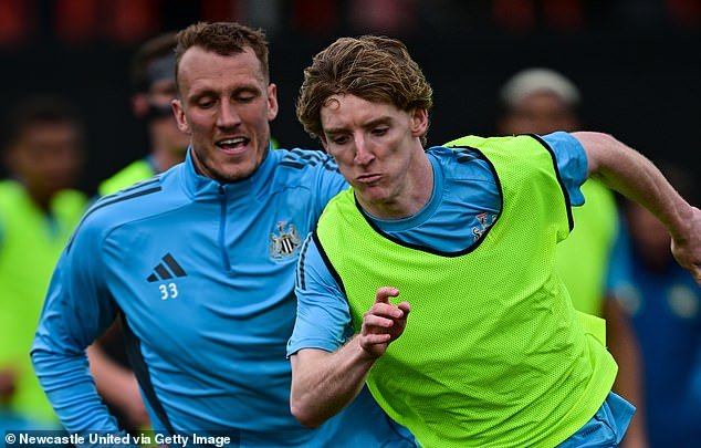 El técnico de Newcastle, Eddie Howe, descarta la teoría de la conspiración de Anthony Gordon y Arne Slot ofrece una actualización sobre la estrella del Liverpool, Hugo Ekitike: FÚTBOL ACTUAL