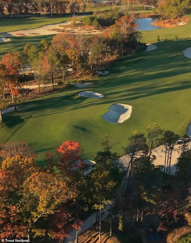 Los fanáticos están divididos en el campo de golf diseñado por Tiger Woods por Mike Trout cuando se inauguró un club de $ 350 millones en su ciudad natal obrera.