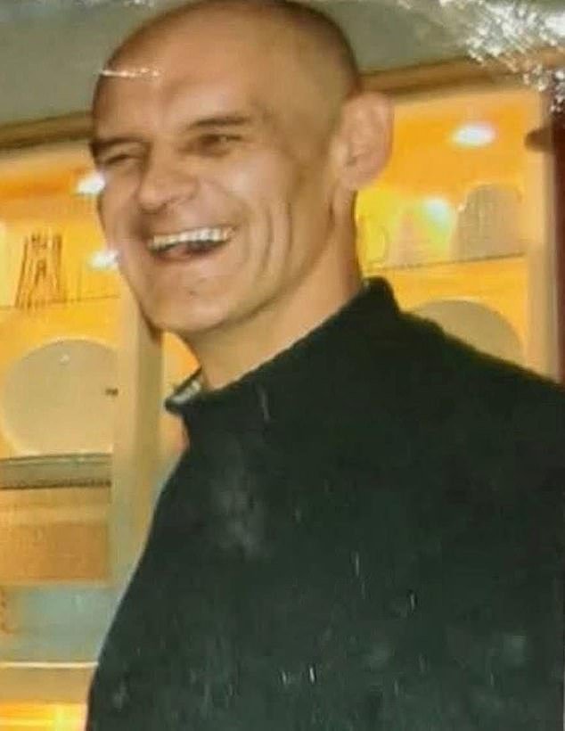 La familia de un adiestrador de perros “inocente” que murió pisoteado en un ataque “repugnante” por un esquizofrénico paranoico dice que las autoridades los han “defraudado”