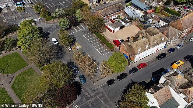 Los concejales climáticos prohíben los pubs en una ciudad costera por “destruir” su negocio después de que votaron a favor de abolir el estacionamiento gratuito