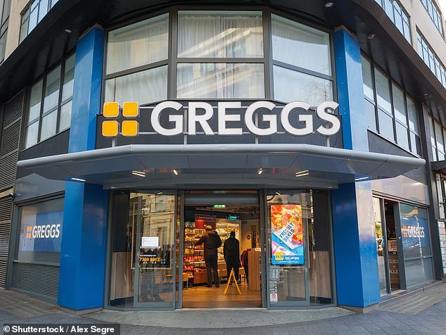Greggs está destruyendo refrigeradores de alimentos y bebidas fuera de las tiendas en una nueva y drástica medida para combatir el hurto.