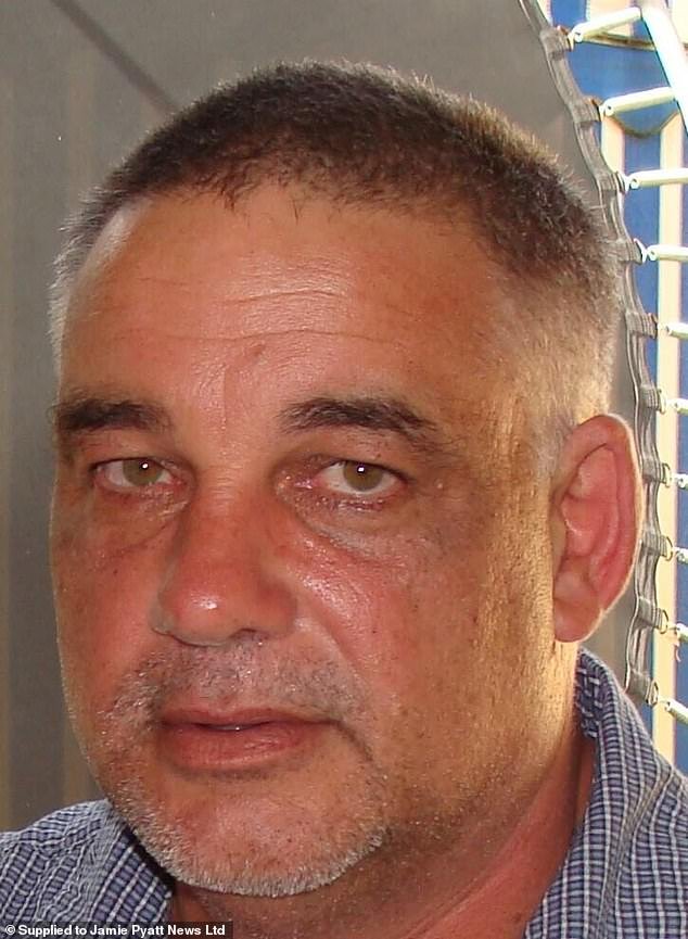 El conservacionista de caza furtiva de rinocerontes de 58 años es corneado por un animal en peligro de extinción de 1.300 kg que rescató durante una patrulla matutina.