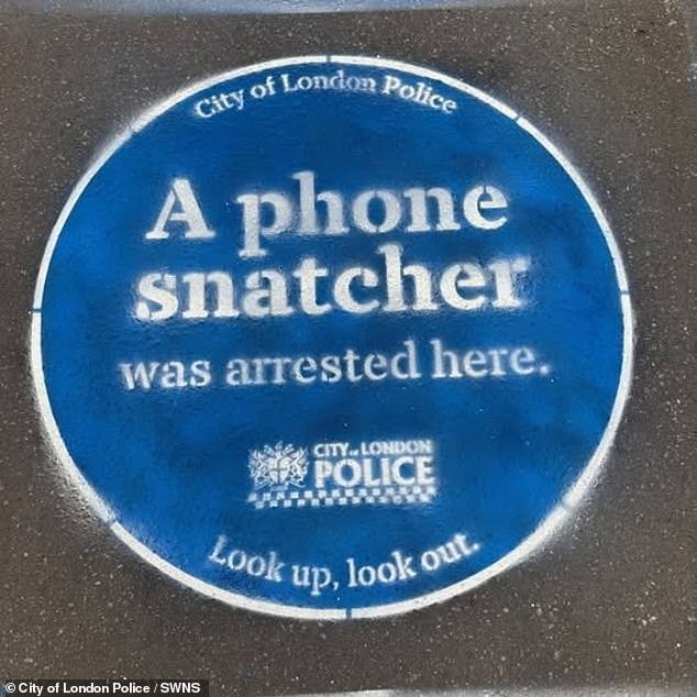 La policía pinta “placas azules” en las aceras para advertir a la gente sobre los ladrones de teléfonos