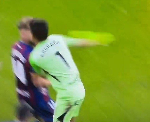 Momento impactante: el portero GOLPEA a un jugador rival tras ser expulsado, lo que provoca una violenta pelea en el campo en escenas caóticas