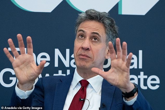 Ed Miliband, activista de Net Zero, ha sido apodado el “rey de la hipocresía” por no instalar paneles solares en su mansión de £1,6 millones, a pesar de que sus vecinos los instalaron en sus hogares.