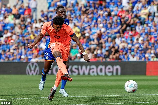 Marcus Rashford “está dispuesto a aceptar un recorte salarial para dejar el Man United y no tiene planes de volver a jugar para ellos”, mientras el Barcelona busca reducir su tarifa de transferencia de £ 26 millones.