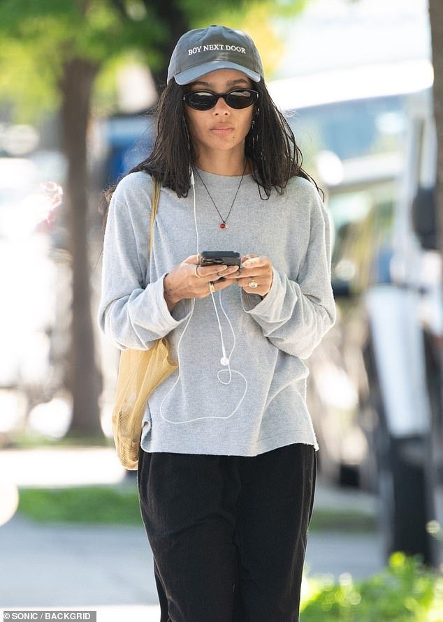 Zoe Kravitz, recién comprometida, muestra un anillo de diamantes de $ 1 millón mientras surgen detalles de la propuesta de Harry Styles