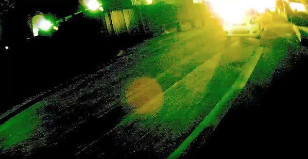 Actualmente está explotando un coche bomba frente a la comisaría de policía de Belfast, presuntamente llevado a cabo por el Nuevo IRA.