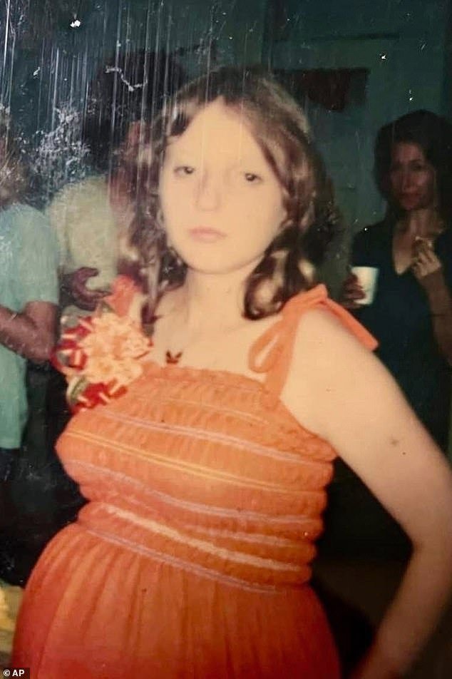 Después de 40 años, un caso sin resolver se resuelve cuando los presuntos asesinos del adolescente finalmente son capturados después de que un podcast ayuda a descubrir nuevas pistas.