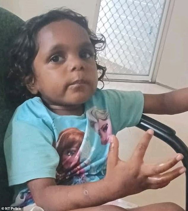 Los agentes de policía de Alice Springs revelan que la desaparecida Sharon, de 5 años, fue conducida a la oscuridad por la mano de un violento ex convicto de 47 años, mientras los investigadores identifican una siniestra escena del crimen cercana.
