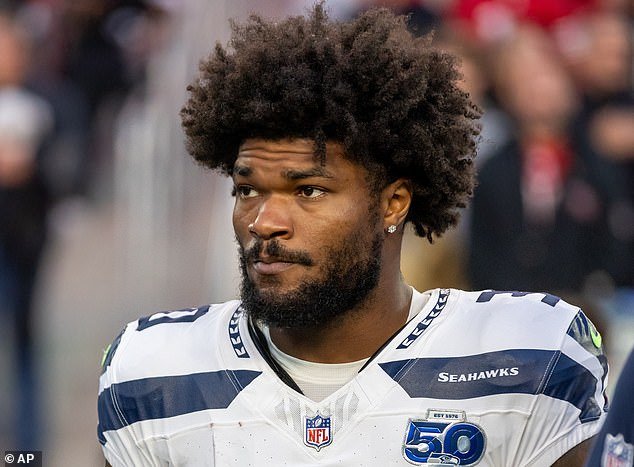 Apenas unos meses después de la victoria del Super Bowl, los Seattle Seahawks imprudentemente cortaron a la estrella veterana para dejar espacio a la selección de novato.