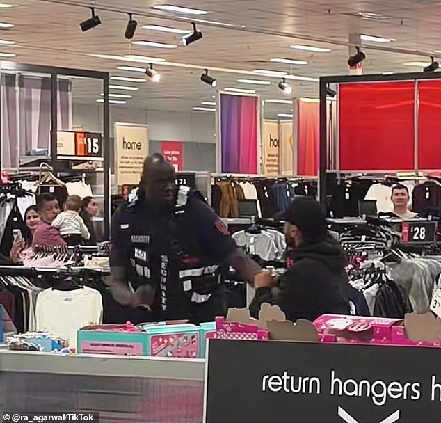 Se desata una pelea caótica en un supermercado cuando un guardia de seguridad gigante y los compradores corren frente a los clientes.