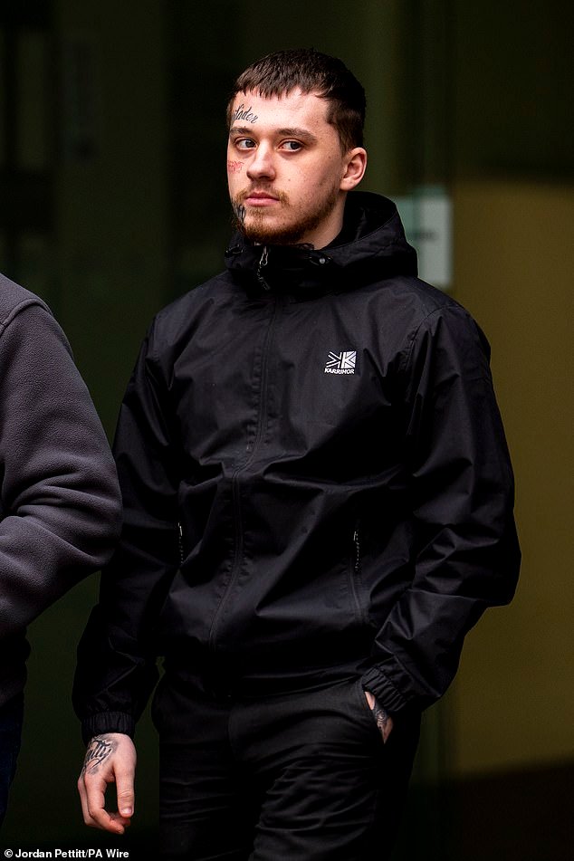 Un intruso que irrumpió en el Parlamento debido a un grave fallo de seguridad fue remitido previamente a un programa antiterrorista, según escuchó el tribunal