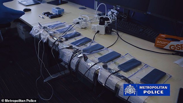 Una banda responsable del contrabando de decenas de miles de teléfonos móviles robados desde el Reino Unido, apodada por la policía “Seagull” y “Heron”, se enfrenta a una pena de prisión tras admitir su implicación en una enorme ola de crímenes.