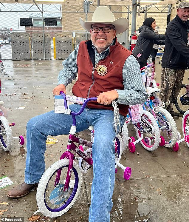 La avaricia del sheriff de Oklahoma queda al descubierto cuando un alto policía dimite para evitar la cárcel