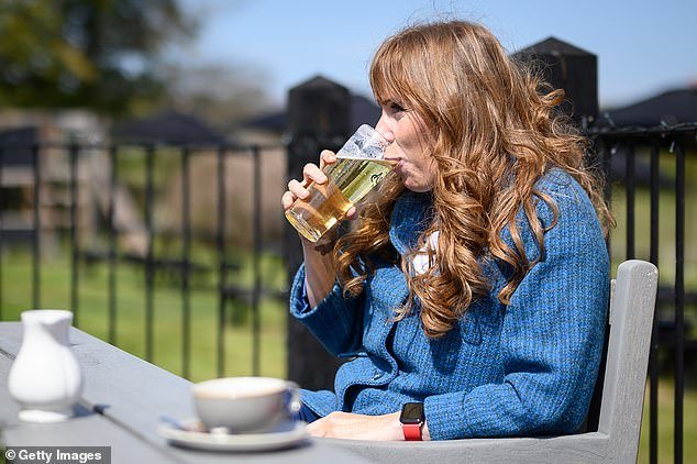 La velada MUY salvaje de Angela Rayner en el Parlamento quedó al descubierto cuando los testigos contaron lo que vieron y el choque de la puerta del bar que la dejó con la boca abierta.