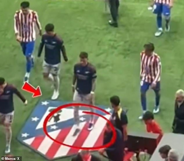 Diego Simeone choca con Ben White en el túnel, “después de que el defensa del Arsenal atropellara el escudo del Atlético de Madrid tras el sorteo de la Liga de Campeones”.
