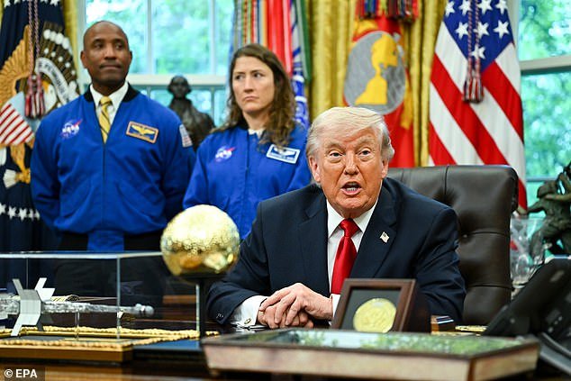 En el Despacho Oval, Trump hace una torpe referencia a las grandes y “hermosas orejas” del jefe de la NASA: “Tiene un oído estupendo”