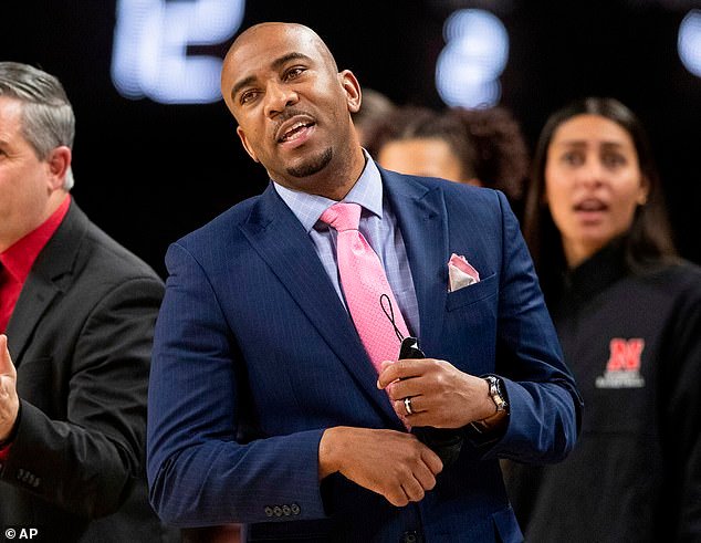 Chuck Love, ex asistente de baloncesto femenino de Nebraska, “admite haber tenido relaciones sexuales con una jugadora” después de recibir una demanda explosiva