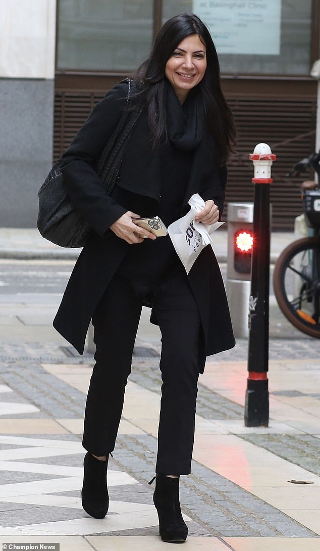 La exbanquera de Goldman Sachs se enfrenta a una factura de £200.000 después de que una ducha con fugas en su apartamento de £1,6 millones en Knightsbridge provocara el colapso del techo de su vecino.
