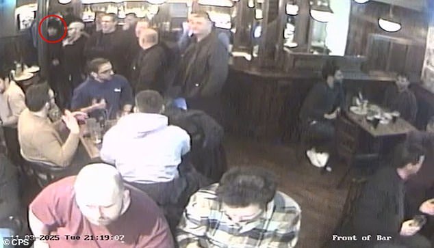 Momento: Un ladrón inmigrante argelino roba descaradamente una mochila en un pub abarrotado, mientras cumple 21 meses de prisión por robar el reloj Patek Phillipe de 37.000 libras esterlinas de un turista.