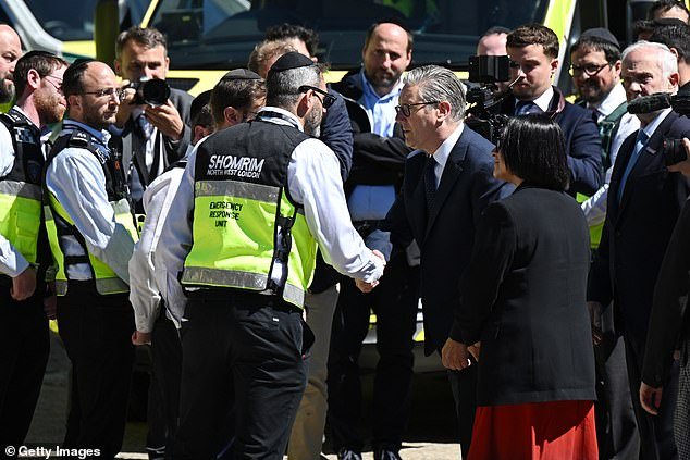 Starmer esquiva la ira de la multitud apuñalada en Golders Green: el primer ministro fue el último líder en llegar… y los lugareños finalmente han perdido la paciencia