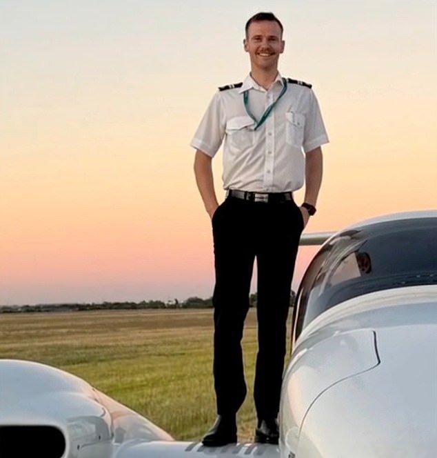 En la foto: instructor de vuelo que fue una de las dos personas que murieron trágicamente cuando el avión se estrelló contra el hangar.