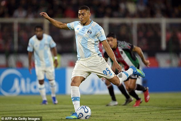 La ex estrella de Tottenham y Fulham falló vergonzosamente TRES penales seguidos después de que el árbitro ordenara dos repeticiones