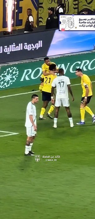 Cristiano Ronaldo se burla de Ivan Toney durante la ardiente victoria de Al-Nassr sobre él, que también vio una pelea en el tiempo de descuento, semanas después de que el delantero de Al-Ahli y sus compañeros hicieran notables reclamos arbitrales.