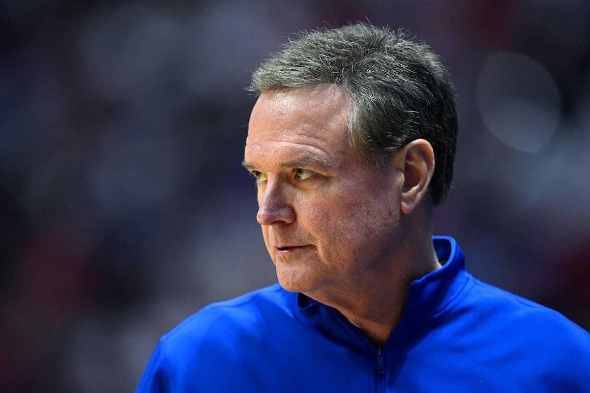 Después de considerar su futuro, el entrenador de Kansas, Bill Self, dice que regresará para la temporada 2026-27