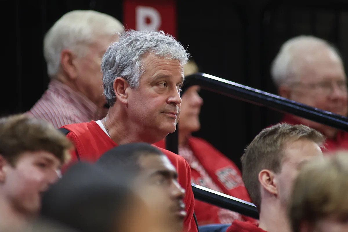 NC State AD accidentalmente llama dos veces al nuevo entrenador de baloncesto masculino Justin Gainey “Jason” durante la conferencia de prensa introductoria.