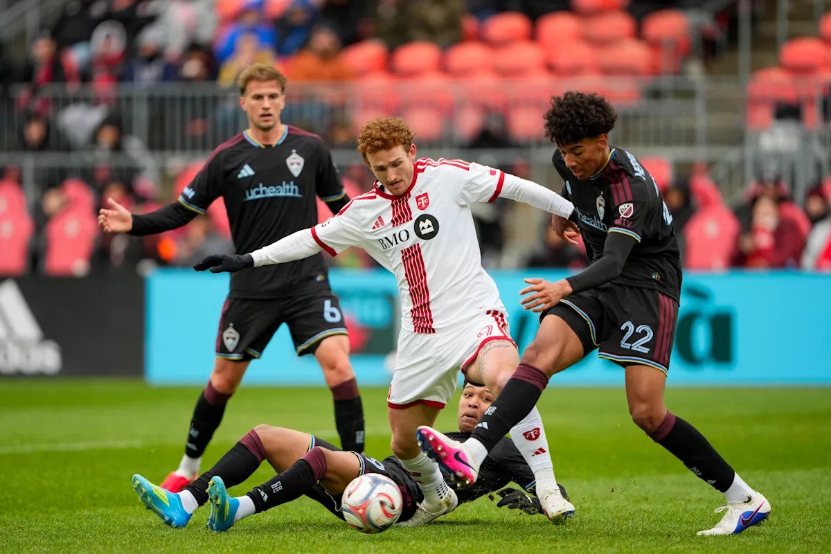 Toronto FC completó su salvaje remontada 3-2 contra Colorado Rapids gracias al primer gol de Josh Sargent en la MLS y al cruel gol en propia puerta de Zack Steffen.