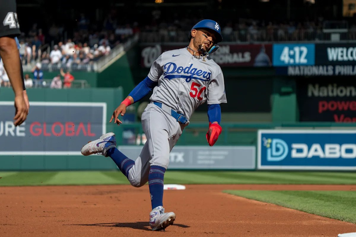 Mookie Betts de los Dodgers es colocado en la lista de lesionados por una lesión en el oblicuo y Hyeseong Kim es llamado como reemplazo
